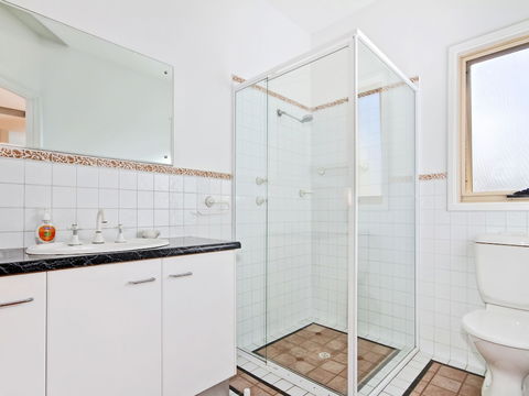 Through The Looking Glass - Inverell Accommodation 5
