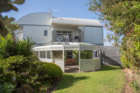 Through The Looking Glass - Inverell Accommodation 0