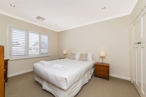 Inner Western Suburbs Retreat - Inverell Accommodation 6