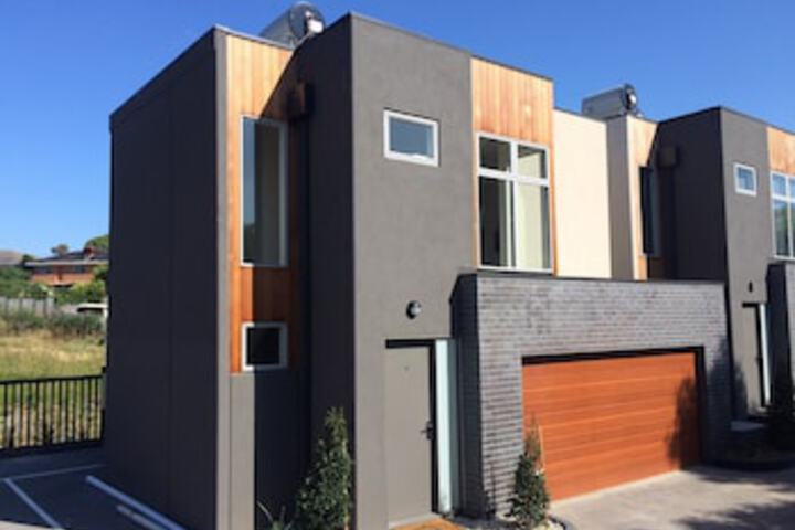 Niddrie VIC Inverell Accommodation