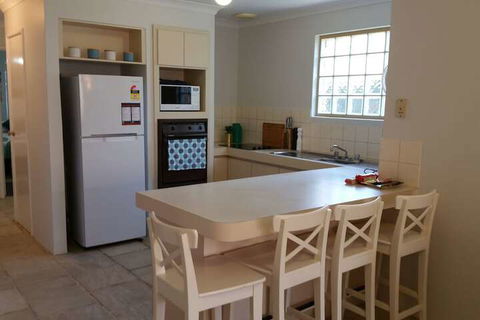 Azure Villa - Inverell Accommodation 3