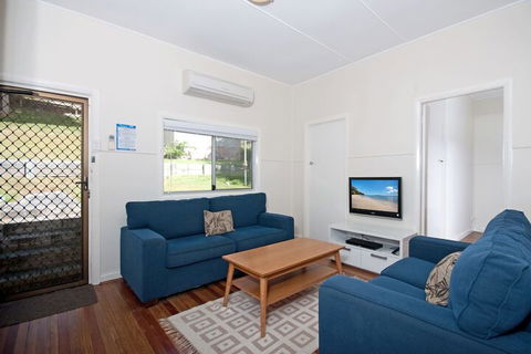 Frangipani, 4 Gloucester Street - Inverell Accommodation 3