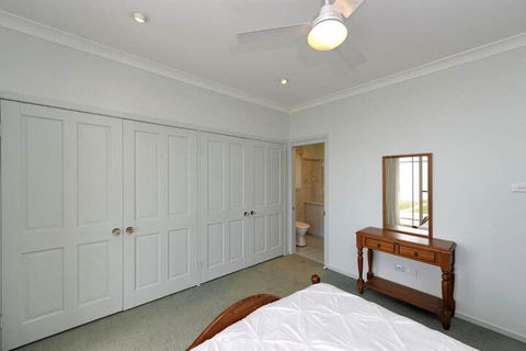 Cook St. 4 Salamander Bay - Inverell Accommodation 5