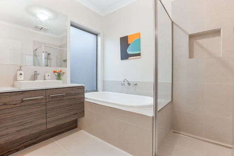 Lakeside Retreat & Business - Inverell Accommodation 6