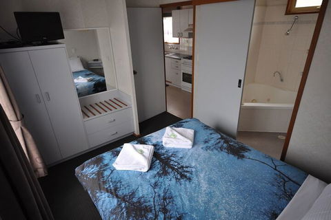 Dylene Caravan Park - 2 Br Family Cabin With Air - Inverell Accommodation 6