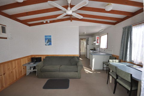 Dylene Caravan Park - 2 Br Family Cabin With Air - Inverell Accommodation 4