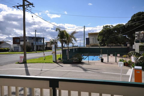 Dylene Caravan Park - 2 Br Family Cabin With Air - Inverell Accommodation 3