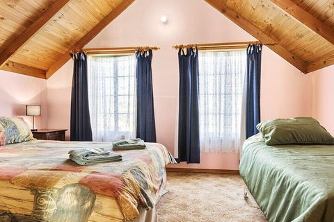 Meredith House & Apartments Strahan - Inverell Accommodation 6