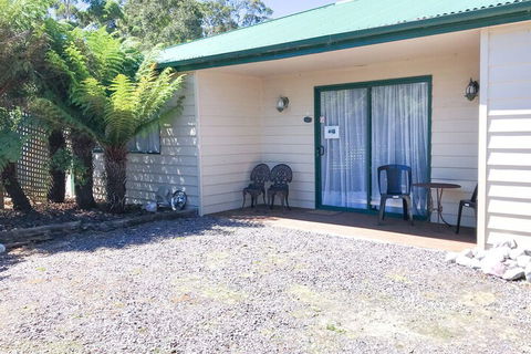 Meredith House & Apartments Strahan - Inverell Accommodation 1