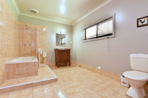 Ironstone Estate - Inverell Accommodation 4