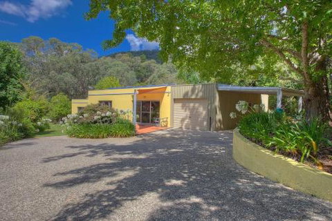 A Bach At Bright Bright VIC - Inverell Accommodation 1