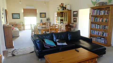 Yea Woodduck Cottage - Inverell Accommodation 2