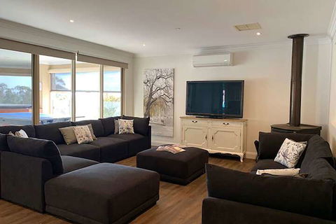 Grand Gippsland Home Sleeps Up To 28 - Inverell Accommodation 7