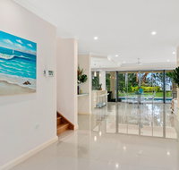 Luxury Living on the Beachfront - Inverell Accommodation