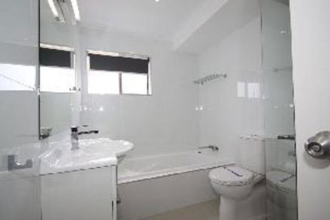 Skyline Unit 8 / 12 Thurlow Avenue - Inverell Accommodation 3