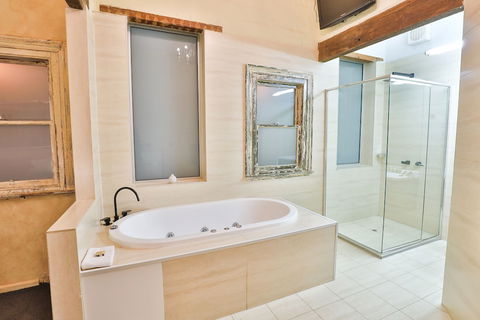 Indulge Apartments - Eighth Street - Inverell Accommodation 6