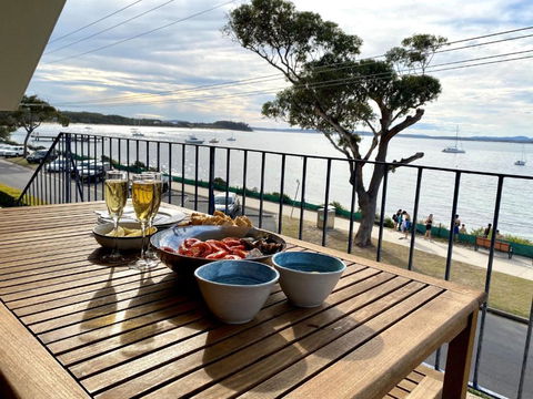 6 SHOAL TOWERS 11 SHOAL BAY RD STUNNING WATER VIEWS & PERFECT LOCATION - Inverell Accommodation 5