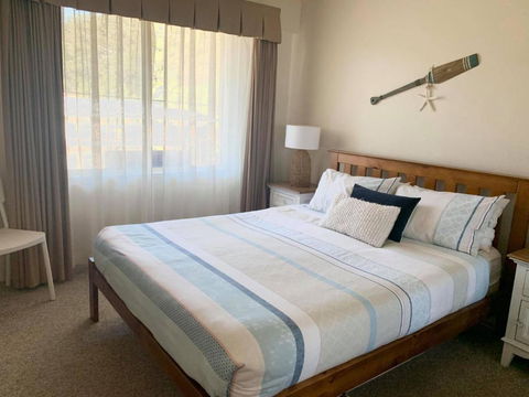 6 SHOAL TOWERS 11 SHOAL BAY RD STUNNING WATER VIEWS & PERFECT LOCATION - Inverell Accommodation 6