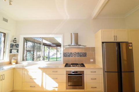 A Reflection On The Lake - Inverell Accommodation 2