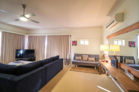 A Reflection On The Lake - Inverell Accommodation 4