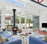 The Boathouse comfortable beachfront home - Inverell Accommodation