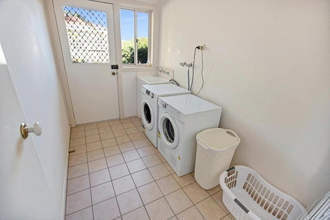 Pelican Brief Relaxing Canal Frontage - Inverell Accommodation 2