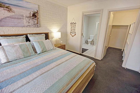 Pelican Brief Relaxing Canal Frontage - Inverell Accommodation 4