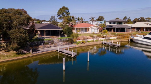 Pelican Brief Relaxing Canal Frontage - Inverell Accommodation 5
