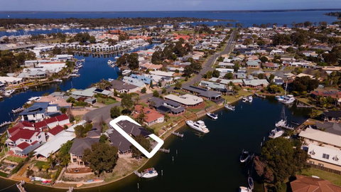 Pelican Brief Relaxing Canal Frontage - Inverell Accommodation 3