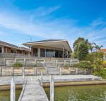 Pelican Brief relaxing canal frontage - Inverell Accommodation