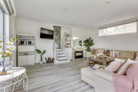 A Wave From It All - Inverell Accommodation 7