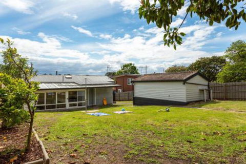 A Wave From It All - Inverell Accommodation 3