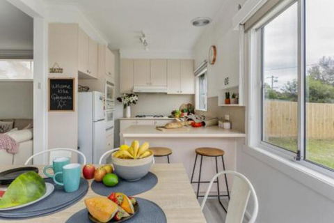 A Wave From It All - Inverell Accommodation 6