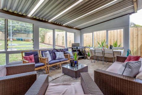 A Wave From It All - Inverell Accommodation 2