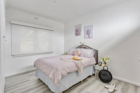 A Wave From It All - Inverell Accommodation 5