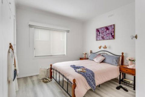 A Wave From It All - Inverell Accommodation 0