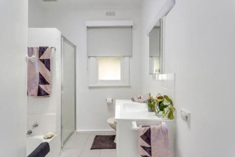 A Wave From It All - Inverell Accommodation 4