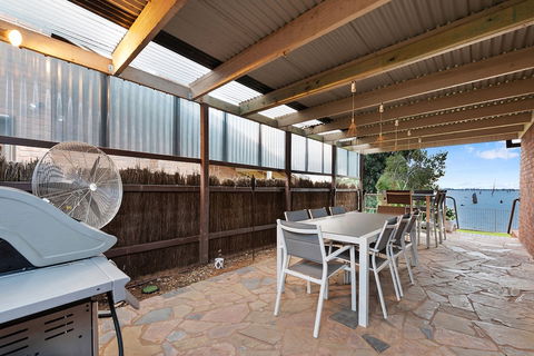 Lakeside Landing - Waterfront - Inverell Accommodation 6