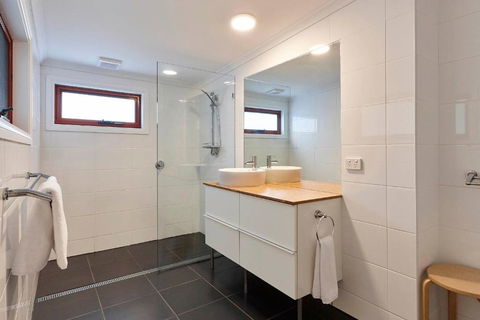 DOLPHIN LOOKOUT COTTAGE Amazing Views Of The Bay Of Fires - Inverell Accommodation 1