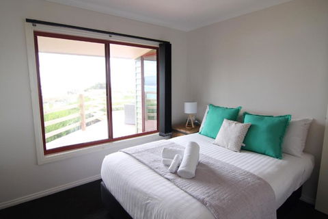 DOLPHIN LOOKOUT COTTAGE Amazing Views Of The Bay Of Fires - Inverell Accommodation 5