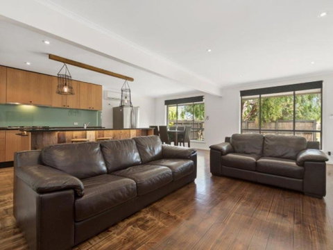 Family Foreshore Favourite - Inverell Accommodation 5