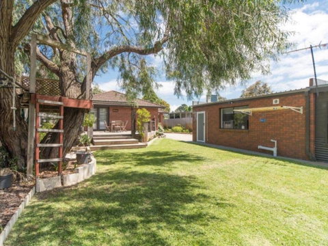 Family Foreshore Favourite - Inverell Accommodation 4