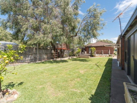 Family Foreshore Favourite - Inverell Accommodation 1