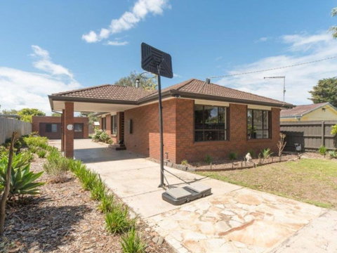 Family Foreshore Favourite - Inverell Accommodation 6