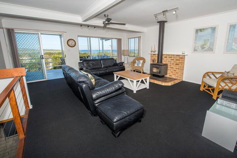 Fingal Bay Beach House 32 Lentara Street - Inverell Accommodation 3