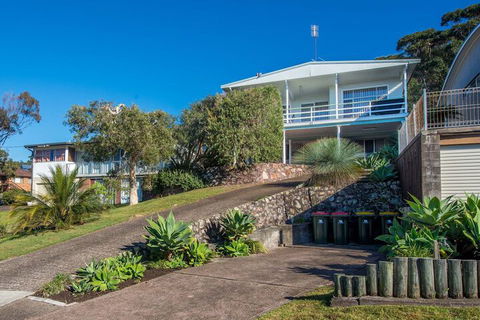 Fingal Bay Beach House 32 Lentara Street - Inverell Accommodation 1