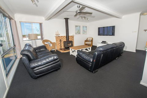 Fingal Bay Beach House 32 Lentara Street - Inverell Accommodation 5