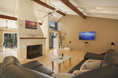Tropical 5 Bedroom Family Getaway In Noosa Heads - Inverell Accommodation 6