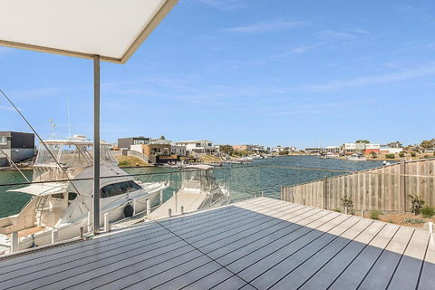 Anchored Access To The Gippsland Lakes - Inverell Accommodation 6