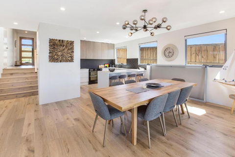 Anchored Access To The Gippsland Lakes - Inverell Accommodation 2